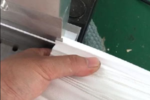 How to insert pleats into moulds gas of filter cartridge middle seam welder?